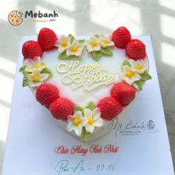 Bánh rau câu trái tim dâu tây trang trí hoa đẹp