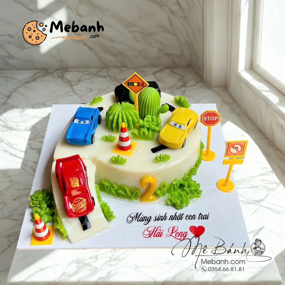 Bánh rau câu sinh nhật bé trai chủ đề đường đua ô tô
